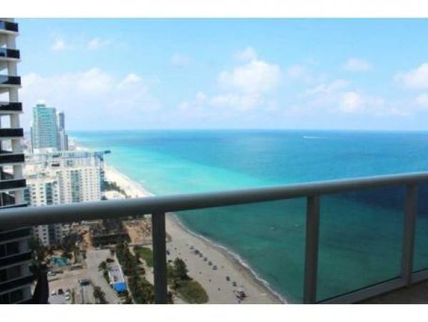 Hollywood Condo 960004