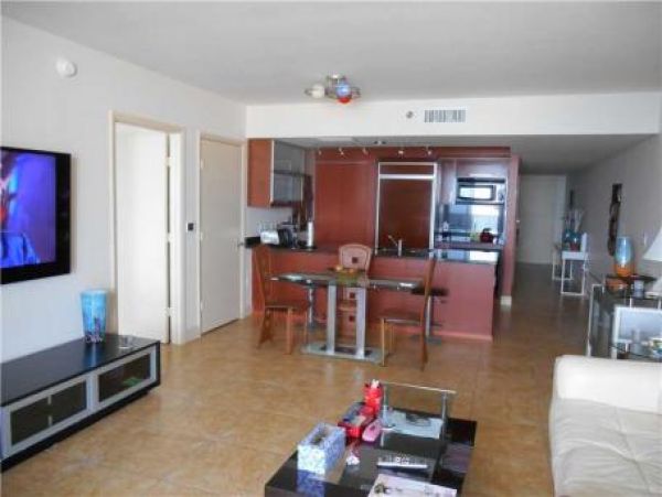 Hollywood Condo 960004