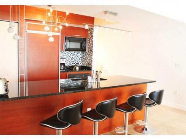 Hollywood Condo 960004