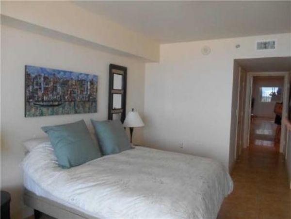 Hollywood Condo 960004