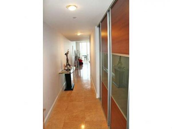 Hollywood Condo 960004