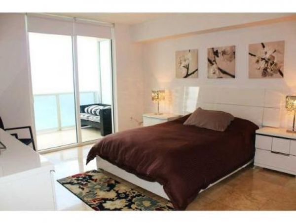 Hollywood Condo 960004