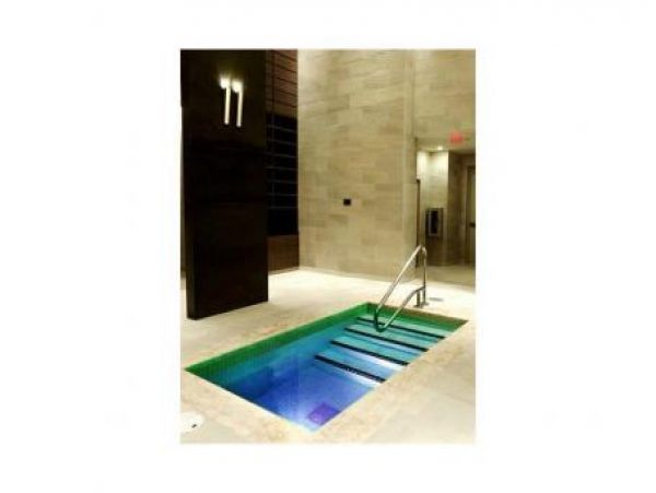 Hollywood Condo 960004