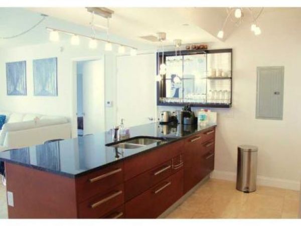 Hollywood Condo 960004