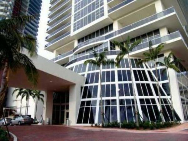 Hollywood Condo 960004