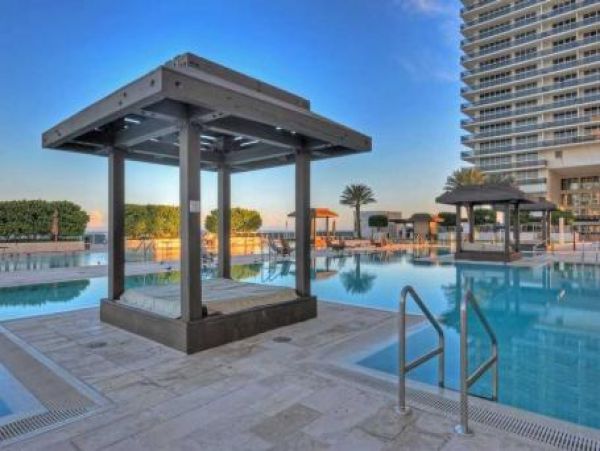 Hollywood Condo 960004