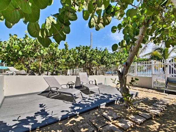 Beautiful End Condo Beachside Communal Pool & Ocean Views