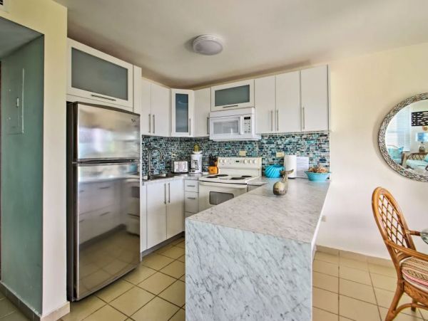 Beautiful End Condo Beachside Communal Pool & Ocean Views