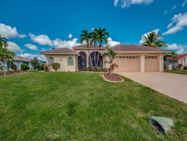 Cape Coral Water Front Vacation Home with Caged Pool & Spa