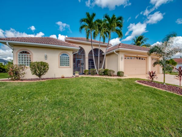 Cape Coral Water Front Vacation Home with Caged Pool & Spa