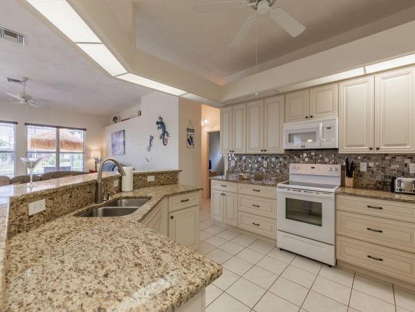 Cape Coral Water Front Vacation Home with Caged Pool & Spa