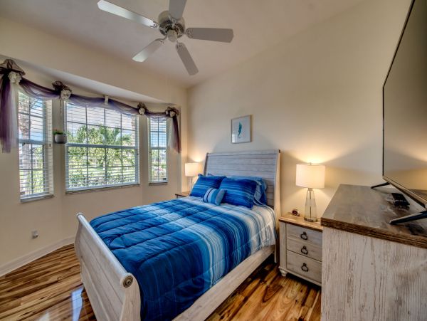 Cape Coral Water Front Vacation Home with Caged Pool & Spa