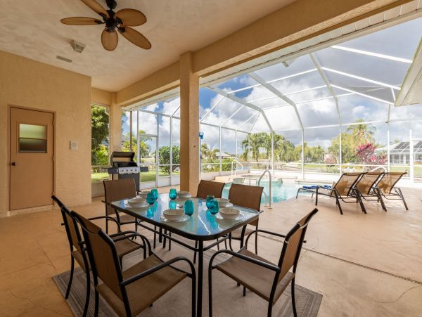 Cape Coral Water Front Vacation Home with Caged Pool & Spa
