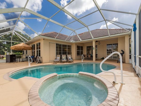 Cape Coral Water Front Vacation Home with Caged Pool & Spa