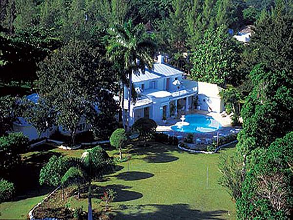 Your Dream Getaway in Montego Bay Sleeps Fourteen Guests