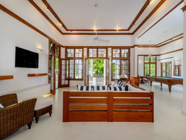 Jamaica Home 960344