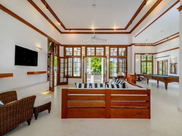 Jamaica Home 960344