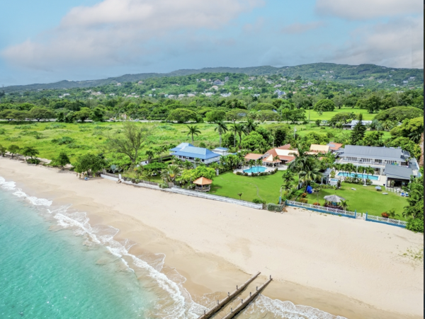 Runaway Bay Luxury Villa Rent as a Six or Four bedroom Retreat