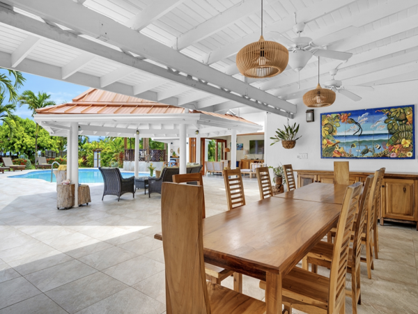 Runaway Bay Luxury Villa Rent as a Six or Four bedroom Retreat
