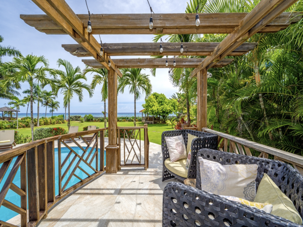 Runaway Bay Luxury Villa Rent as a Six or Four bedroom Retreat