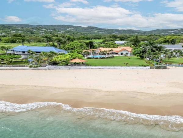 Runaway Bay Luxury Villa Rent as a Six or Four bedroom Retreat
