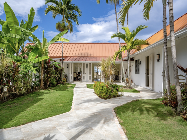 Runaway Bay Luxury Villa Rent as a Six or Four bedroom Retreat