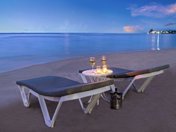 Runaway Bay Luxury Villa Rent as a Six or Four bedroom Retreat