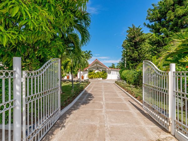 Runaway Bay Luxury Villa Rent as a Six or Four bedroom Retreat