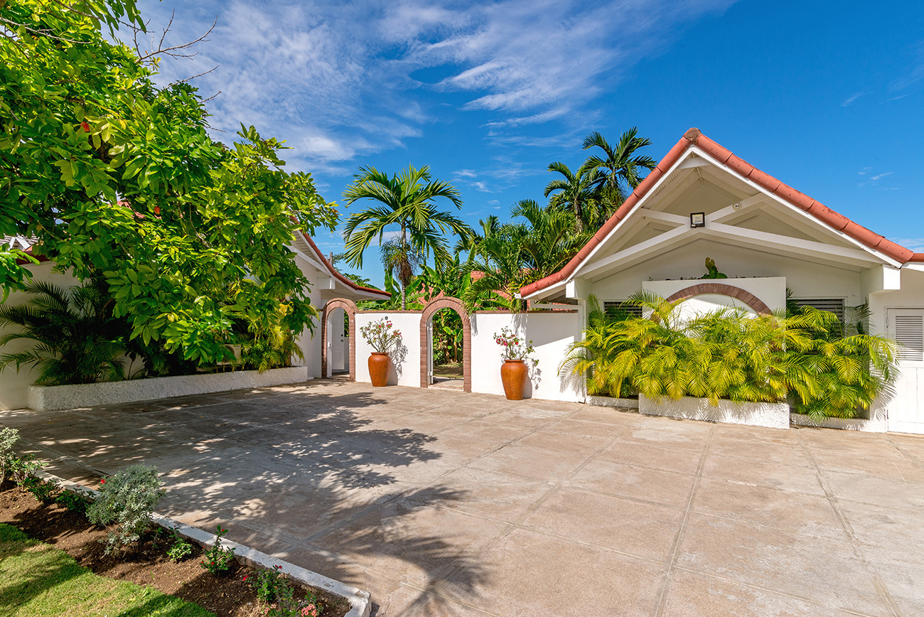Runaway Bay Luxury Villa Rent as a Six or Four bedroom Retreat