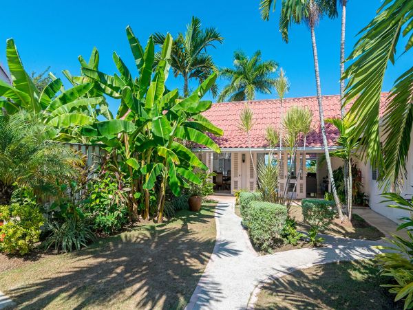 Runaway Bay Luxury Villa Rent as a Six or Four bedroom Retreat