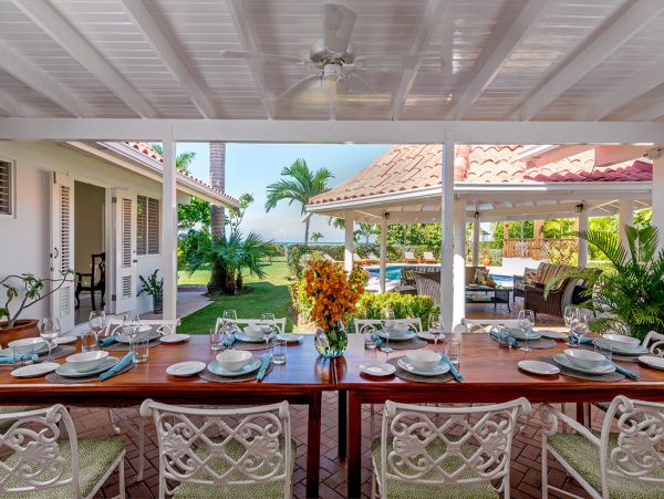 Runaway Bay Luxury Villa Rent as a Six or Four bedroom Retreat