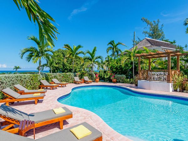 Runaway Bay Luxury Villa Rent as a Six or Four bedroom Retreat