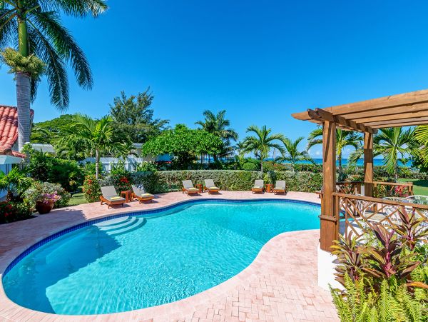 Runaway Bay Luxury Villa Rent as a Six or Four bedroom Retreat