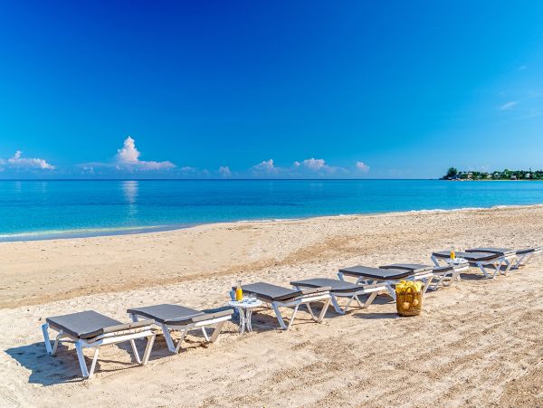 Runaway Bay Luxury Villa Rent as a Six or Four bedroom Retreat