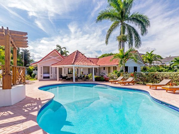 Runaway Bay Luxury Villa Rent as a Six or Four bedroom Retreat