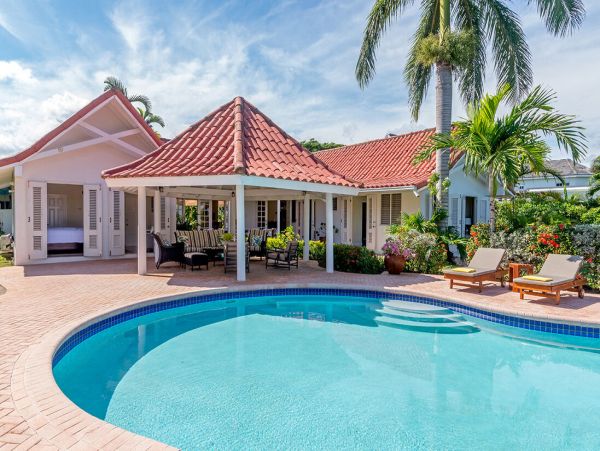 Runaway Bay Luxury Villa Rent as a Six or Four bedroom Retreat