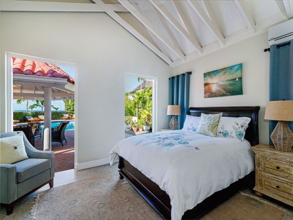 Runaway Bay Luxury Villa Rent as a Six or Four bedroom Retreat
