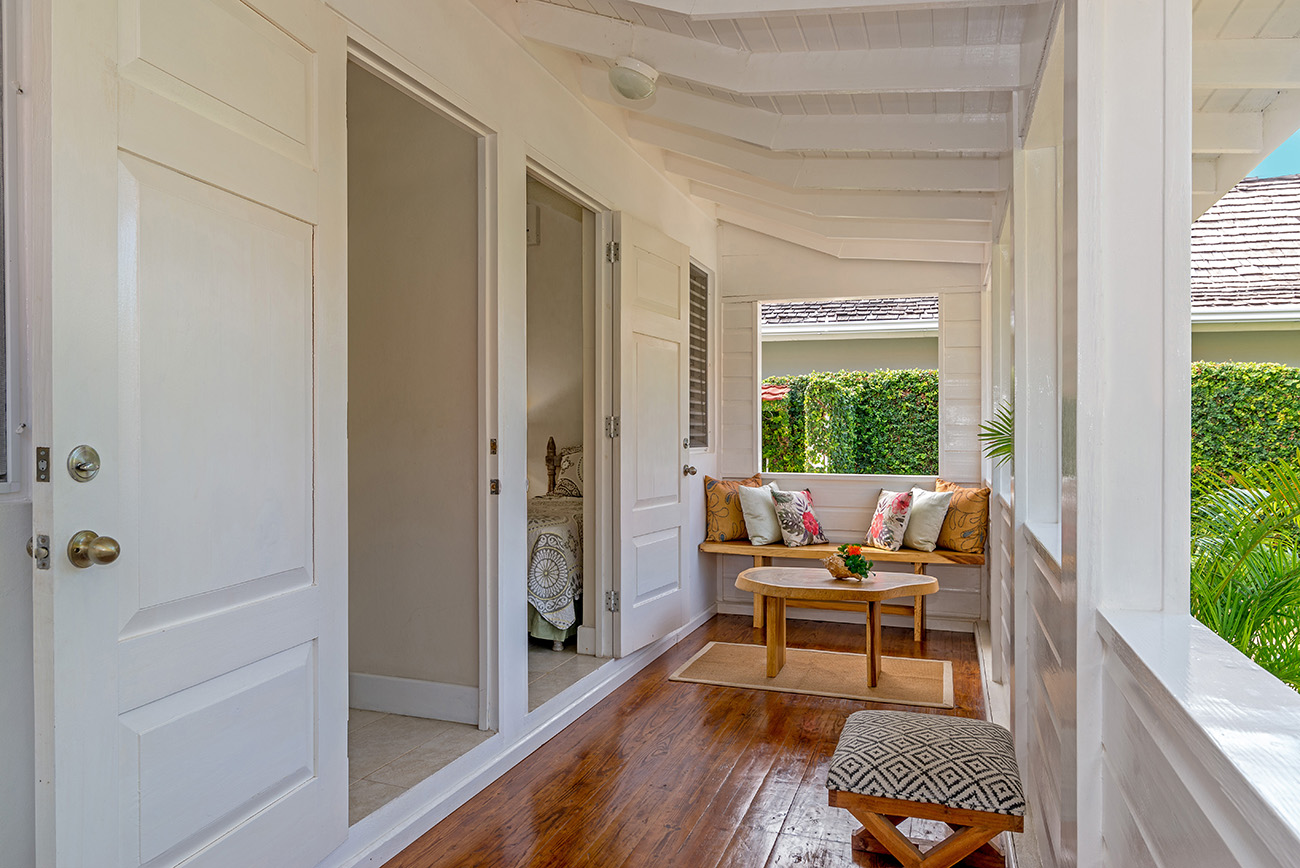 Runaway Bay Luxury Villa Rent as a Six or Four bedroom Retreat