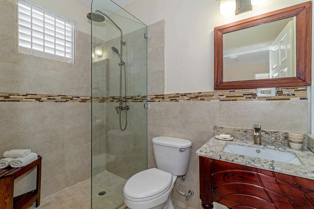 Runaway Bay Luxury Villa Rent as a Six or Four bedroom Retreat