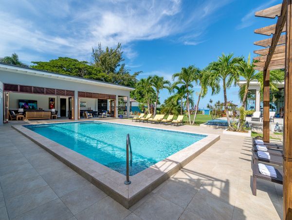Luxury Runaway Bay Villa 7,000 Sq Ft On Beach Pure Delight!