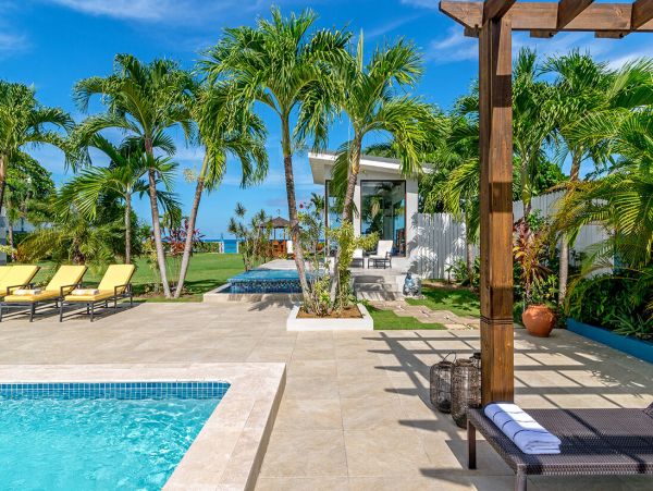 Luxury Runaway Bay Villa 7,000 Sq Ft On Beach Pure Delight!