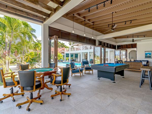 Luxury Runaway Bay Villa 7,000 Sq Ft On Beach Pure Delight!