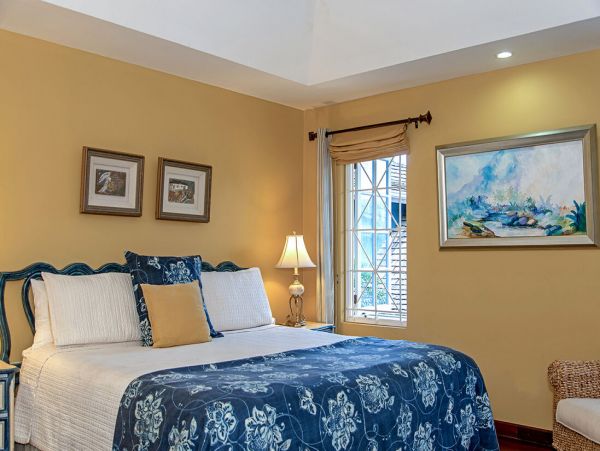 Luxury Runaway Bay Villa 7,000 Sq Ft On Beach Pure Delight!