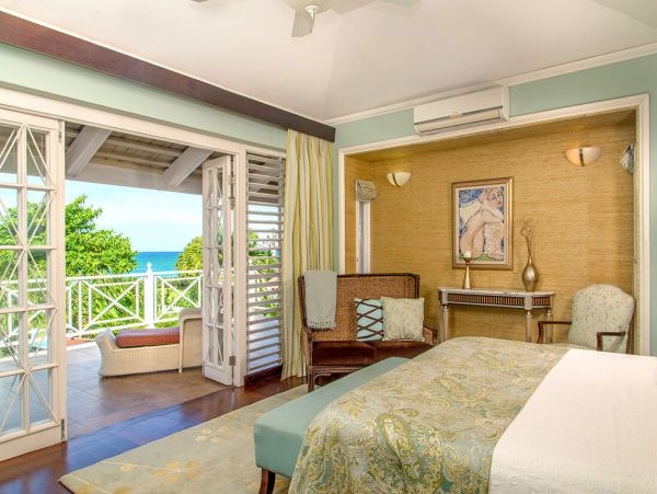 Luxury Runaway Bay Villa 7,000 Sq Ft On Beach Pure Delight!