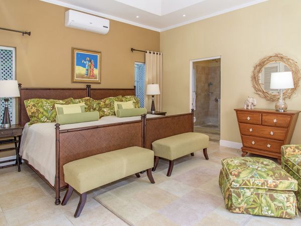 Luxury Runaway Bay Villa 7,000 Sq Ft On Beach Pure Delight!