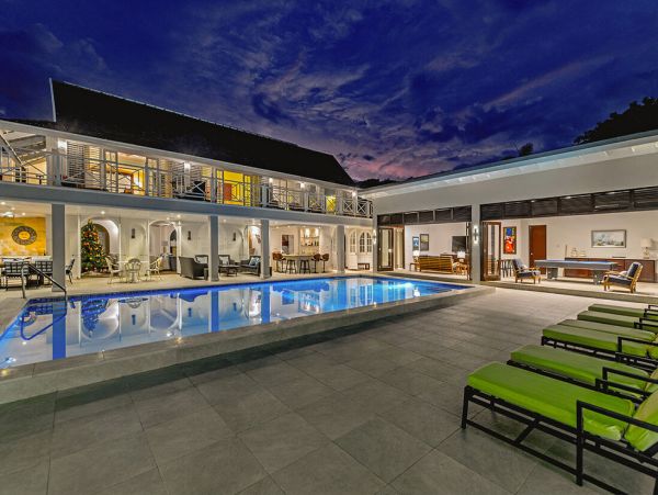 Luxury Runaway Bay Villa 7,000 Sq Ft On Beach Pure Delight!