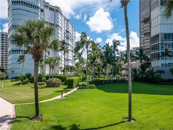 Beautiful End Condo with Communal Pool & Spa, Sleeps 4