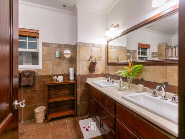 Jamaica Home 960722