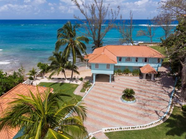 Four Bedroom Oceanfront Vacation Rental in Jamaica