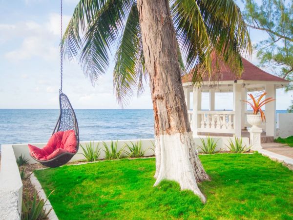Four Bedroom Oceanfront Vacation Rental in Jamaica